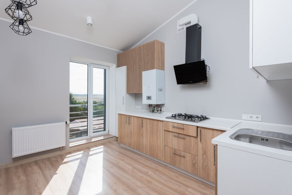 Een voorbeeld van keukendeurtjes die zijn gewrapt voor een moderne uitstraling in een keuken.