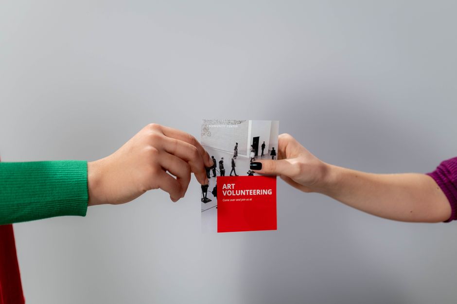 Een team dat samenwerkt aan een wervingscampagne, met focus op employer branding en recruitment marketing in 2024.