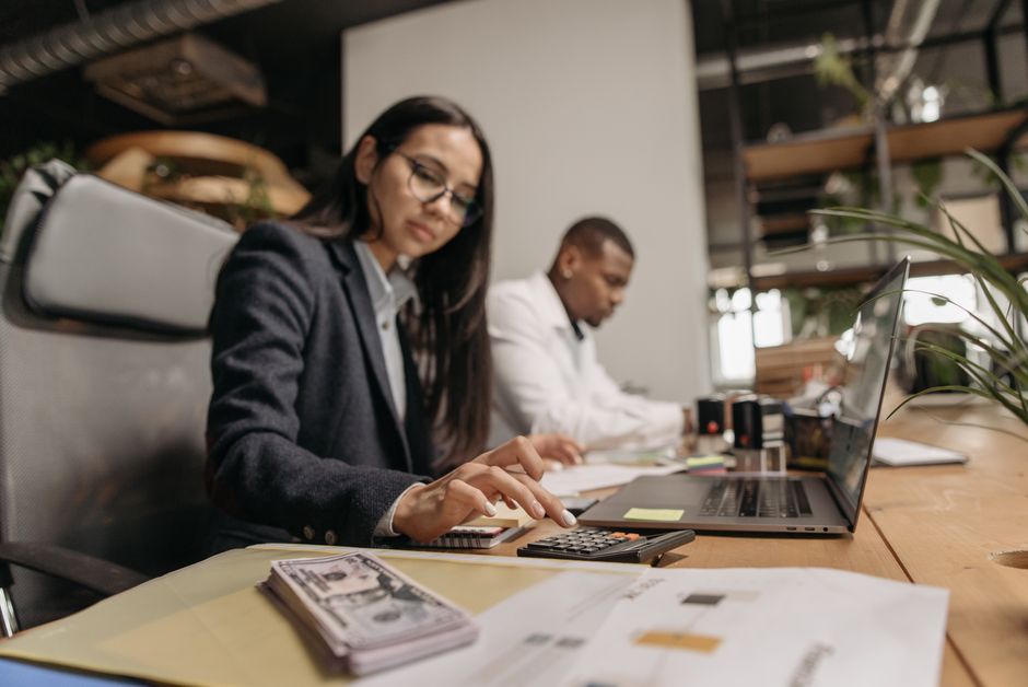 Een zakelijke rekening helpt eenmanszaken met uitgavenbeheer en groei, met een focus op financiën.